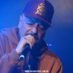 svg+xml,%3Csvg%20xmlns%3D%22http%3A%2F%2Fwww.w3 Filhos de Sabotage cantam as músicas do pai no show 'Enquanto Houver Desvantagem'