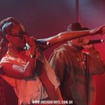 svg+xml,%3Csvg%20xmlns%3D%22http%3A%2F%2Fwww.w3 Filhos de Sabotage cantam as músicas do pai no show 'Enquanto Houver Desvantagem'