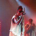 svg+xml,%3Csvg%20xmlns%3D%22http%3A%2F%2Fwww.w3 Filhos de Sabotage cantam as músicas do pai no show 'Enquanto Houver Desvantagem'