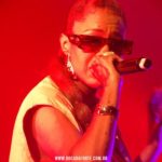 svg+xml,%3Csvg%20xmlns%3D%22http%3A%2F%2Fwww.w3 Filhos de Sabotage cantam as músicas do pai no show 'Enquanto Houver Desvantagem'