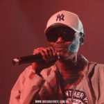 svg+xml,%3Csvg%20xmlns%3D%22http%3A%2F%2Fwww.w3 Filhos de Sabotage cantam as músicas do pai no show 'Enquanto Houver Desvantagem'