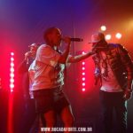 svg+xml,%3Csvg%20xmlns%3D%22http%3A%2F%2Fwww.w3 Filhos de Sabotage cantam as músicas do pai no show 'Enquanto Houver Desvantagem'