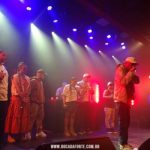 svg+xml,%3Csvg%20xmlns%3D%22http%3A%2F%2Fwww.w3 Filhos de Sabotage cantam as músicas do pai no show 'Enquanto Houver Desvantagem'