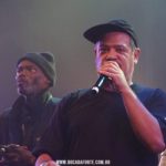 svg+xml,%3Csvg%20xmlns%3D%22http%3A%2F%2Fwww.w3 Filhos de Sabotage cantam as músicas do pai no show 'Enquanto Houver Desvantagem'